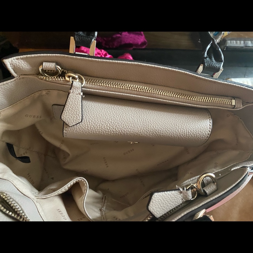 Guess purse - Picture 2 of 2